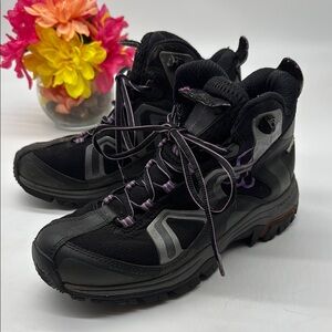 Columbia Black and Purple Athletic Shoes with Rugged Soles Size 8 SNK7817J